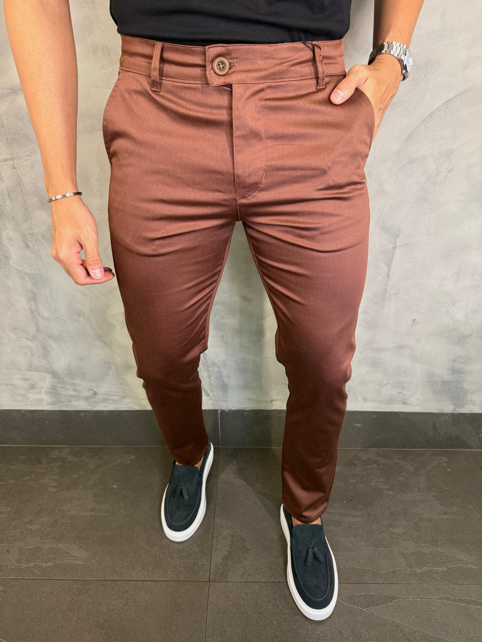 CALÇA SARJA ACETINADA PONTO H MARROM